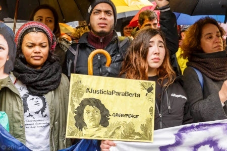 Mordet på Berta Cáceres, urfolksledare i Honduras, 3 mars 2016 uppmärksammades över hela världen. Här demonstrerar Amnesty, Greenpeace och 14 andra organisationer utanför Honduras ambassad i Spaniens huvudstad Madrid två år efter mordet.
