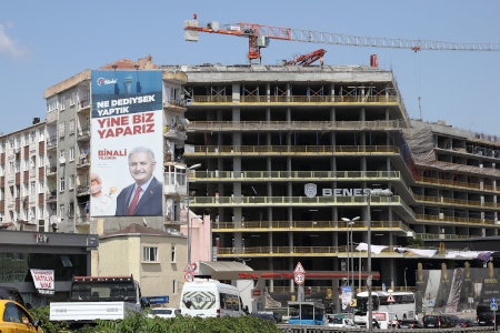 Binali Yıldırım har delvis tonat ned den klassiska AKP-retoriken om stora bygg- och infrastruktursatsningar, som inte längre attraherar lika många väljare.