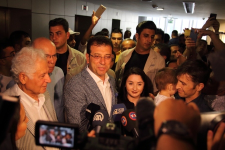 Ekrem İmamoğlu har i jämförelse med AKP framstått som en genuint folklig politiker och vanlig Istanbulbo, som tar vem som helst i hand.