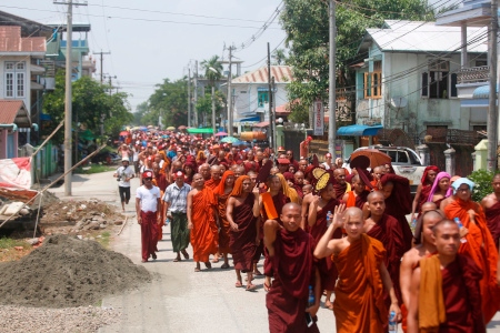 Omkring 3 000 personer demonstrerade den 19 maj i Sittwe i Rakhine för att militären ska utlysa en vapenvila i kampen mot Arakan Army.