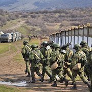 Ryska soldater går in på militärbasen Perevalne den 9 mars 2014 när Krimhalvön ockuperas av Ryssland. Ska Amnesty ta ställning mot militära ockupationer? 