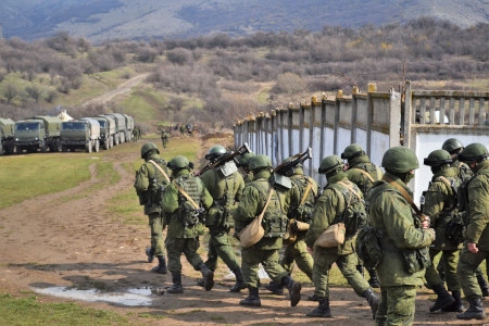 Ryska soldater går in på militärbasen Perevalne den 9 mars 2014 när Krimhalvön ockuperas av Ryssland. Ska Amnesty ta ställning mot militära ockupationer? 