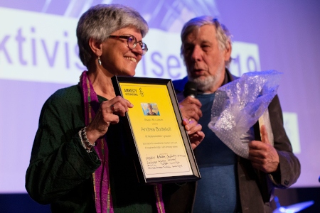 Andrea Bodekull på Amnestys sekretariat i Stockholm blir hedersmedlem i Laholmsgruppen. Hans Erik Hendriksen delar ut priset. Andrea Bodekull går i pension sommaren 2019.