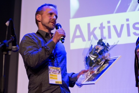 Henrik Harr från grupp 78 hämtar årets stora kreativitetspris.