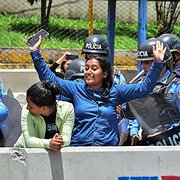 Lärare, studenter och läkare har protesterat i Honduras de senaste månaderna mot privatiseringar av undervisning och hälsovård. Här grips två lärarstudenter den 12 juni.