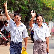 Wa Lone och Kyaw Soe Oo vinkar när de 7 maj går ut från Insein-fängelset i Rangoon.