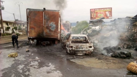 Bilvrak efter sammanstötningar i Buea i september 2018.