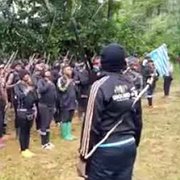 ”Red Dragon” är en av milisstyrkorna som deltar i upproret för Ambazonia. Bilden från en propagandafilm på Youtube.