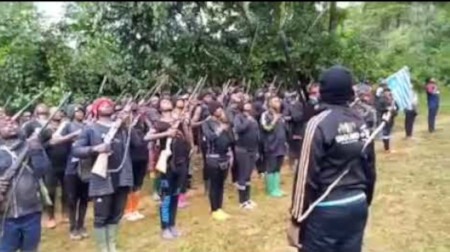 ”Red Dragon” är en av milisstyrkorna som deltar i upproret för Ambazonia. Bilden från en propagandafilm på Youtube.
