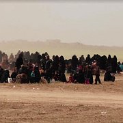 Civila samlas ihop för screening sedan de lämnat Baghouz 8 mars 2019, under offensiven mot Islamiska statens sista fäste.
