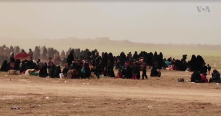 Civila samlas ihop för screening sedan de lämnat Baghouz 8 mars 2019, under offensiven mot Islamiska statens sista fäste.
