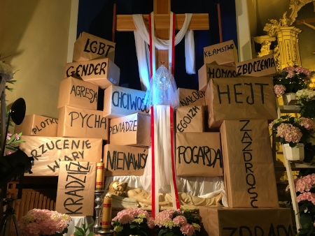 Bakgrunden till protesten med regnsbågsmadonnan var en påskceremoni i en av stadens kyrkor, där prästen valt att peka ut ”hbtq” och ”gender” som synder.