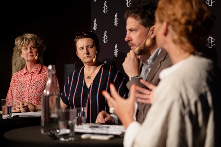 Madelaine Seidlitz, Andrea Spehar och Mikael Ribbenvik lyssnar till Anna Sjöblom på Amnestys seminarium. 