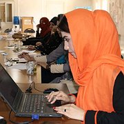 Afghanska kvinnorättsaktivister använder sociala medier för att kräva att de ska inkluderas i fredsprocessen. Här är  kvinnor på möte i Kandahar våren 2019.