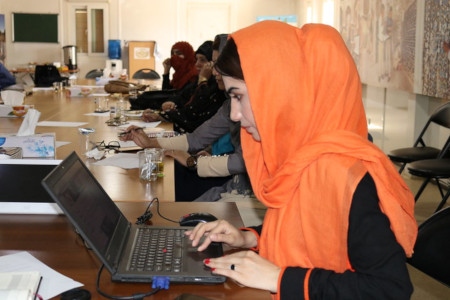 Afghanska kvinnorättsaktivister använder sociala medier för att kräva att de ska inkluderas i fredsprocessen. Här är kvinnor på möte i Kandahar våren 2019.