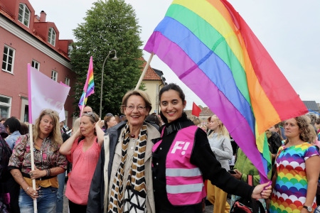 En av Feministiskt initiativs nuvarande partiledare, Farida al-Abani (t h), och tidigare partiledaren, Gudrun Schyman.