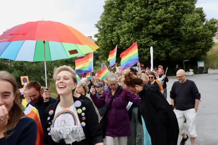 Många gick från Södertorg till Almedalen.