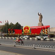 Staty av Mao Zedong i Kashgar i Xinjiang.