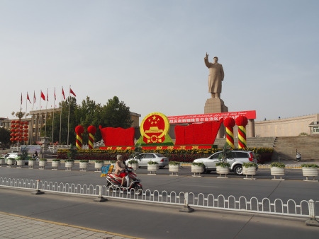Staty av Mao Zedong i Kashgar i Xinjiang.