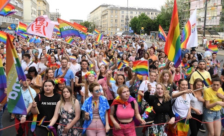  Årets Prideparad i Warszawa den 8 juni samlade ett rekordstort antal deltagare. Enligt stadens officiella siffror deltog 47 000 personer i jämlikhetsmarschen som är det största hbtq-arrangemanget i östra Europa. 