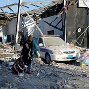 En kvinna samlar ihop sina ägodelar i förvaret Tajoura utanför Libyens huvudstad Tripoli efter flyganfallet natten till 3 juli. 