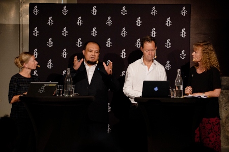 Nijat Turghun berättar om lägren i Xinjiang. Från vänster Brittis Edman, Nijat Turghun, Måns Molander och Ami Hedenborg från svenska Amnesty som var moderator vid torsdagens seminarium.