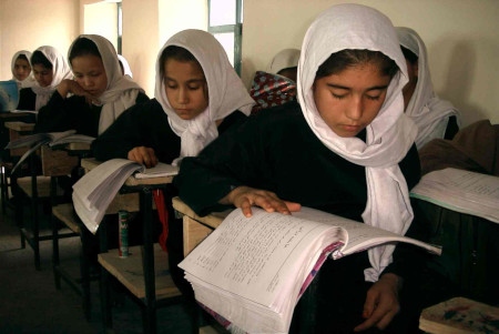 Unga kvinnliga skolelever i provinsen Samangan 2006.