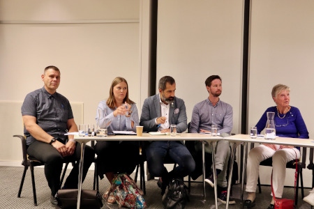 Från vänster: Fredrik Wallén (KD), Magdalena Schröder (M), Alireza Akhondi (C), Rasmus Ling (MP) och Barbro Westerholm (L).