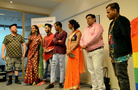 Gruppen Dancing Queens och rapparen Tropical Marca är i Stockholm under Pride. Paras Thakur håller i mikrofonen, Maya Awasthy syns i rosa skjorta och Tropical Marca står längst till höger.