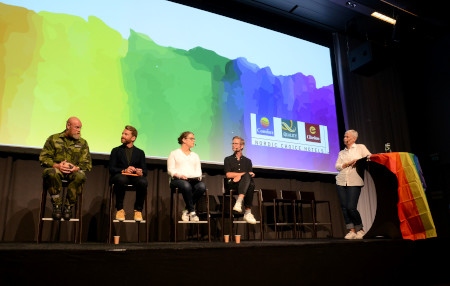 Panelen vid diskussionen om ”Folket och försvaret”: Micael ”Totte” Ekdahl, Försvarsmakten, Hans Linde, förbundsordförande för RFSU, Alexandra Larsson, Combitech och Emil Edenborg, forskare i statsvetenskap vid Stockholms universitet och moderatorn Helena Hoffman från Försvarsmakten.