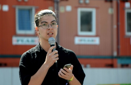 Jêran Rostam, förbundsordförande för RFSL Ungdom talar på Medborgarplatsen i Stockholm.