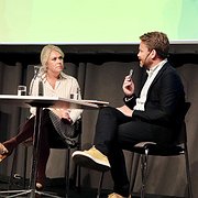 Hans Linde (till höger) frågade ut minister Lena Hallengen om bland annat förlossningsvårdens bemötande av hbtq-personer. 