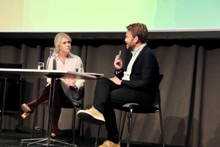 Hans Linde (till höger) frågade ut minister Lena Hallengen om bland annat förlossningsvårdens bemötande av hbtq-personer. 