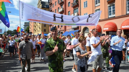 Överbefälhavare Micael Bydén och generaldirektör Peter Sandwall i Prideparaden i Stockholm 2016.