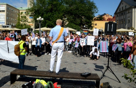 Demonstration på Medborgarplatsen för en ny könstillhörighetslag.