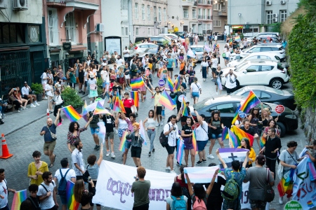 Pride i Istanbul 30 juni. I sista stund tilläts deltagare att samlas på en gata nära Taksim-torget. På sidogator använde polisen tårgas och gummikulor när deltagare fortsatte manifestera.