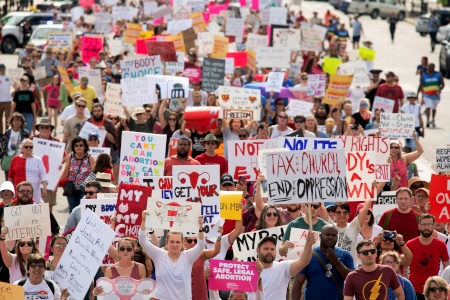 Den 19 maj hölls en marsch för reproduktiv frihet som gick till Alabamas delstatskongress i Montgomery för att protestera mot delstatens nya abortlag.