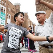 Den officiella kinesiska bilden av situationen i Xinjiang sprids i bland annat kinesiska Global Times som på denna bild från den 29 juli 2019 visar ”invånare och besökare som lyckliga dansar” i Xinjiang Uyghur Autonomous Region.
