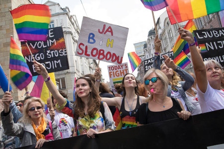 Cirka 1 500 personer gick genom Sarajevos gator den 8 september i en historisk Pride.