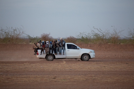 Nigerier på väg mot Libyen för att arbeta. Under toppåren 2015 och 2016 uppskattas omkring 300 000 migranter ha rest norrut genom Niger mot Libyen. 