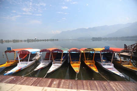  Dessa båtar, som kallas shikaras, brukar föra turister ut på Kashmirs vackra sjöar, men står nu förtöjda vid den kända sjön Dal. Turismen har drabbats mycket hårt av åtgärderna från den indiska regeringen och hotell och turistanläggningar står tomma.