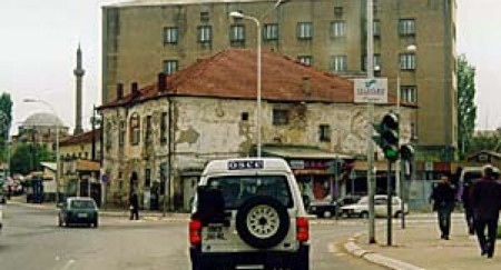 OSSE-observatörer anländer till Pristina 18 oktober 1998.
