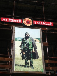 Adem Jashari, var en av grundarna av UÇK. Han dödades tillsammans med 58 medlemmar av sin familj vid ett serbiskt anfall vintern 1998. Han ses idag som hjälte i Kosovo.