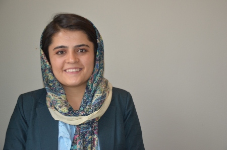 Vid sidan om journalistiken driver Najwa Alimi tillsammans med sina kompisar ett bokcafé där unga afghaner kan träffas och diskutera fritt. 