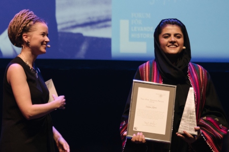 Najwa Alimi tog emot Per Anger-priset från kultur- och demokratiminister Amanda Lind under en ceremoni på Göta Lejon i Stockholm. 
