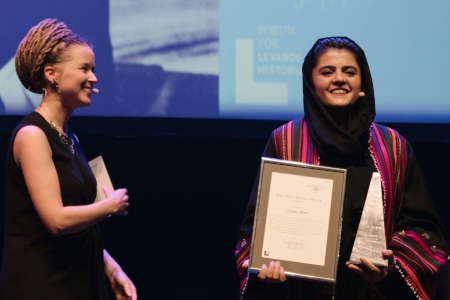 Najwa Alimi tog emot Per Anger-priset från kultur- och demokratiminister Amanda Lind under en ceremoni på Göta Lejon i Stockholm.