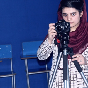 – En fördel med att jobba på en kvinnodominerad arbetsplats är att man slipper bli utsatt för sexuella trakasserier, säger Najwa Alimi om arbetet på Zan TV där alla reportrar och redaktörer är kvinnor.