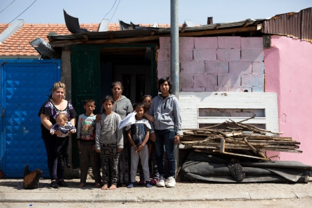 Fetije Sejdi (i mitten) är oroad för familjens hälsa och bristen på arbete.