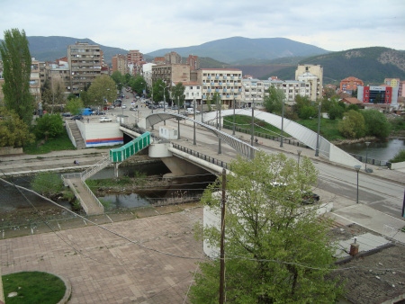 Bron över floden Ibar delar Mitrovica.