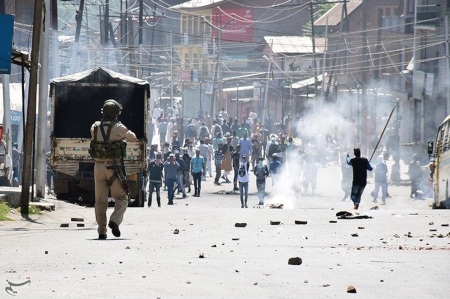  Indiska säkerhetsstyrkor drabbar samman med demonstranter i Srinagar i december 2018. 